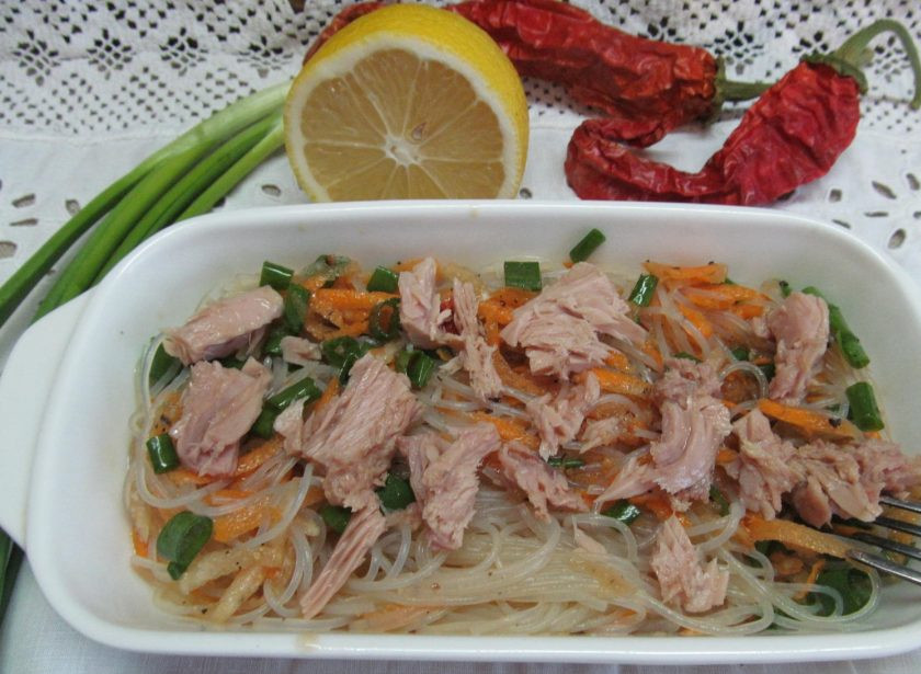 1. Этап. Салат Вьетнам: Салат выложите на блюдо, а сверху распределите кусочки консервированного тунца. Приятного аппетита!