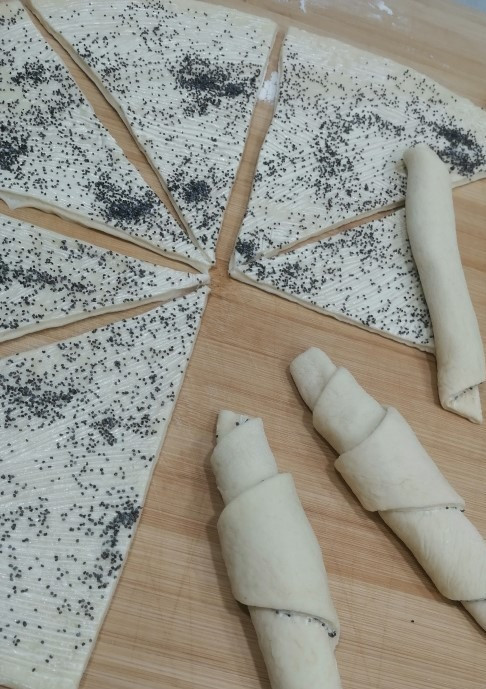 1. Этап. Булочки из безопарного дрожжевого теста: Раскатать первую часть, смазать маслом, посыпать маком, разделить на 8 частей, скатать, начиная от края к середине. Аналогично поступить с стальными частями, посыпав одну семенами льна, другую - кунжутом.