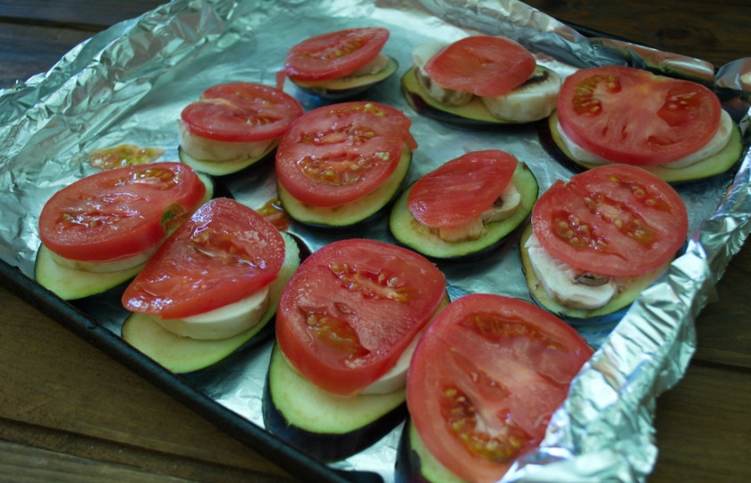 1. Этап. Баклажаны, запеченные с помидорами и сыром: Сверху выложите по кружочку помидора.