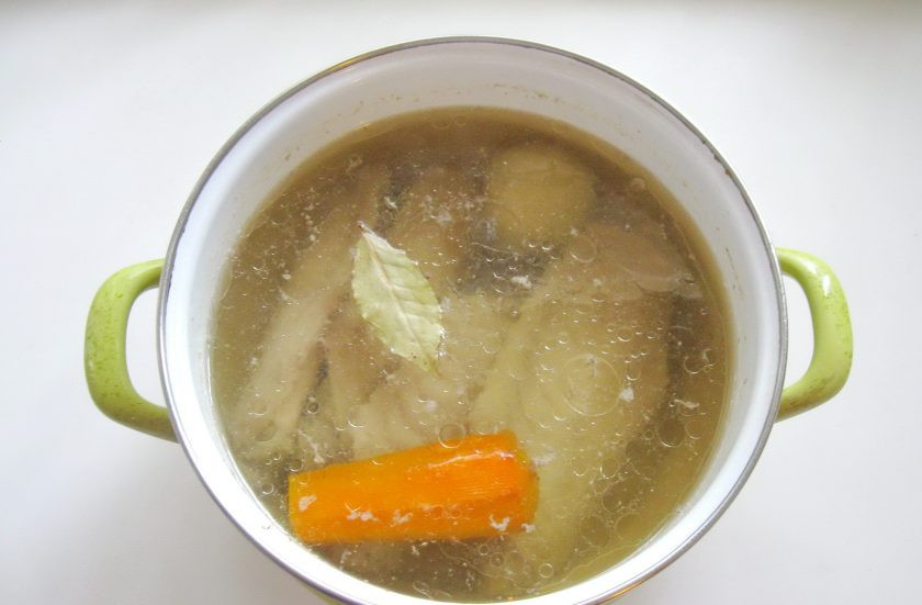 1. Этап. Заливное из индейки: Варите индейку 3,5-4 часа, пока мясо не начнет отходить от костей. В конце приготовления добавьте лавровый лист, соль и перец черный молотый.