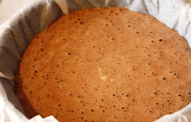 1. Этап. Шоколадный торт с муссом: Взбейте 2 яйца с 65 г. сахара, добавьте муку и какао, хорошо перемешайте. Влейте растопленное сливочное масло и замесите тесто. Вылейте в круглую форму, застеленную пергаментом, и выпеките в разогретой до 180 градусов духовке в течение 10 минут. После того как бисквит будет готов, можно сделать перерыв на 4-5 часов, так как нужно дождаться полного застывания крема в морозилке.