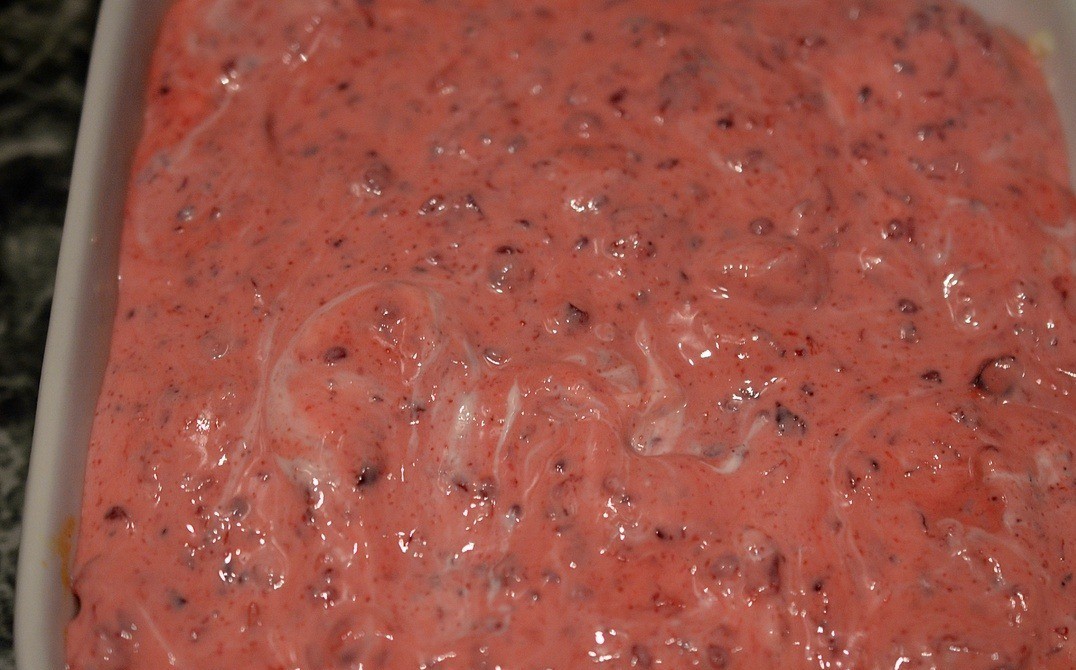 Currants and currant filling for cottage cheese balls 1. Stage. Currants and currant filling for cottage cheese balls: Pour in the balls.