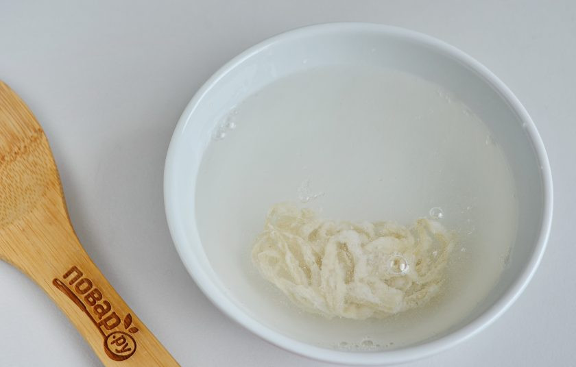 1. Этап. Французские колбаски Буден Бланк: 7. Кишки замочите на 10-15 минут в теплой воде, промойте внутри и снаружи. Чтобы промыть внутри нужно пропустить небольшую порцию воды через них.