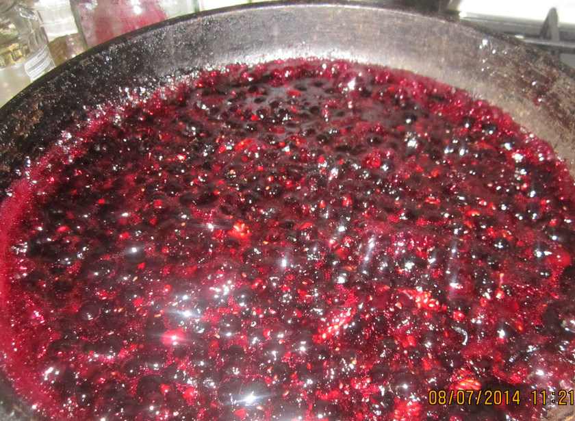 1. Этап. Варенье на сковороде: Перемешиваем. Сахар должен полностью раствориться. Затем переливаем варенье в банку (у меня получилась одна 700 мл), закатываем и убираем в теплое сухое место.