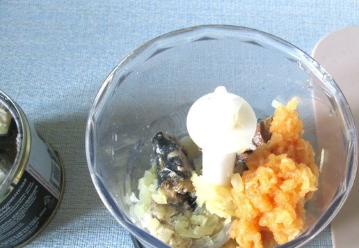 1. Этап. Сливочное масло с сардинами: Яблоко натереть на мелкой тёрке и добавить в блендер, посолить.