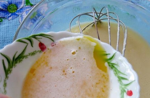 1. Этап. Кекс из сметаны: В другой ёмкости растопите в микроволновой печи сливочное мало. Затем остудите его и добавьте в яичную смесь. Перемешайте все до единой консистенции.