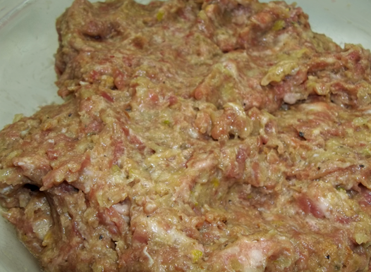 1. Этап. Люля-кебаб в духовке: Хорошо выместите фарш и поставьте в холодильник хотя бы на час. За это время мясо напитается ароматами специй.