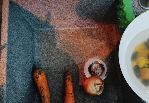 1. Этап. Веганский плов с сухофруктами: Замочить в холодной воде сухофрукты. Я использовала достаточно мягкие, но в то же время крупные. поэтому курагу порезала пополам или даже на три части, чернослив на двое. У изюма проверила отсутствие плодоножки.