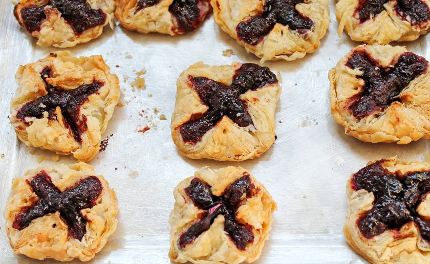 1. Этап. Конвертики с джемом из черной смородины: Поставьте конвертики в горячую духовку и выпекайте при температуре 180 градусов в течение 25-30 минут, до готовности. Достаньте конвертики с джемом из черной смородины, остудите и посыпьте сахарной пудрой.