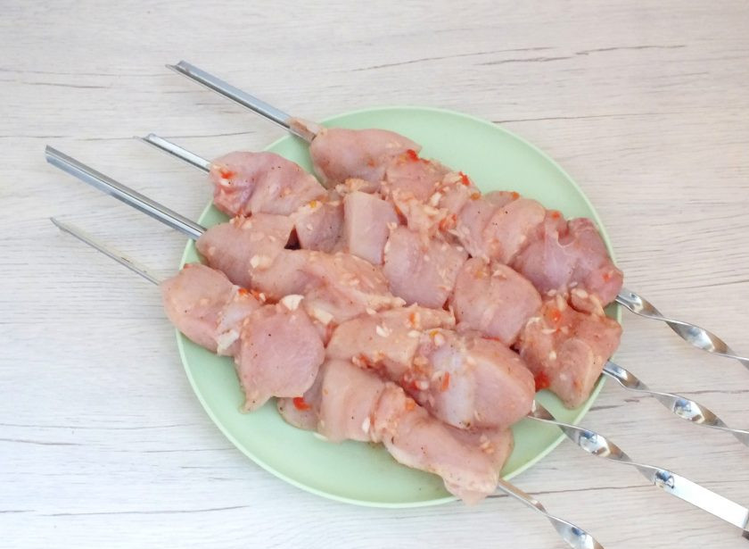 1. Этап. Шашлык из курицы с луком: Нанизайте на шампуры. К этому времени должен быть готов мангал с углям. Угли должны хорошо прогореть и быть 