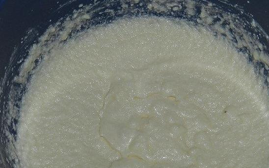 1. Этап. Сливочно-сметанный крем: И продолжаем взбивать крем еще несколько минут. В итоге он должен получиться очень пышным и нежным.