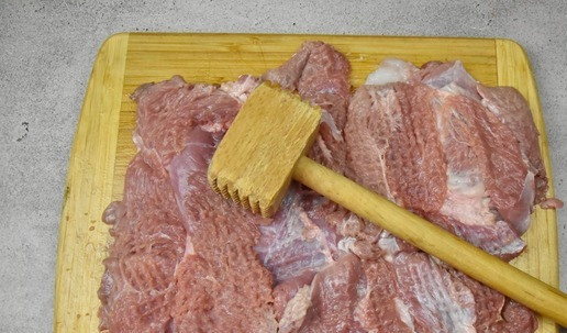 1. Этап. Рулет из индейки с беконом: Накройте мясо пищевой пленкой и отбейте молоточком, подгоняя толщину мясного слоя под один размер.