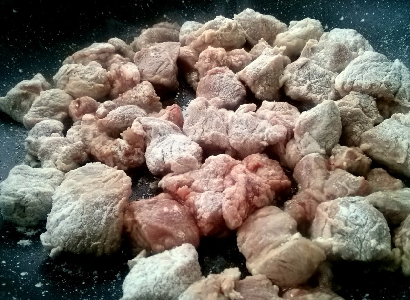 1. Этап. Классический Венгерский гуляш: 2. В миску засыпьте муку и молотый черный перец. Обваляйте кубики говядины в муке, обжаривайте их на разогретой (средний огонь) сковороде с 2 ст.л. оливкового масла. Жарьте около 3 минут, постоянно помешивая.