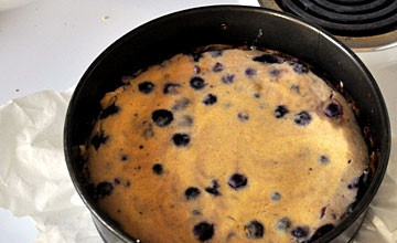 1. Этап. Творожная запеканка с черникой: 3. Вылейте полученное тесто в форму и поставьте в разогретую до 175 градусов духовку. Выпекайте 40-50 минут. Творожная запеканка с черникой готова! Приятного аппетита!