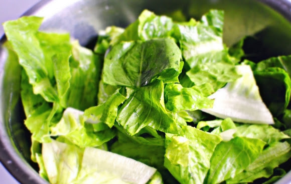 1. Этап. Рецепт салата Летний: 7. Салат вымойте, обсушите и нарвите руками. Выложите в салатник.