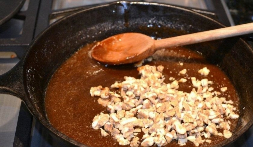 1. Этап. Быстрый рецепт яблочного пирога: 3. Измельчите немного грецкие орехи, затем выложите их в сковороду и перемешайте.