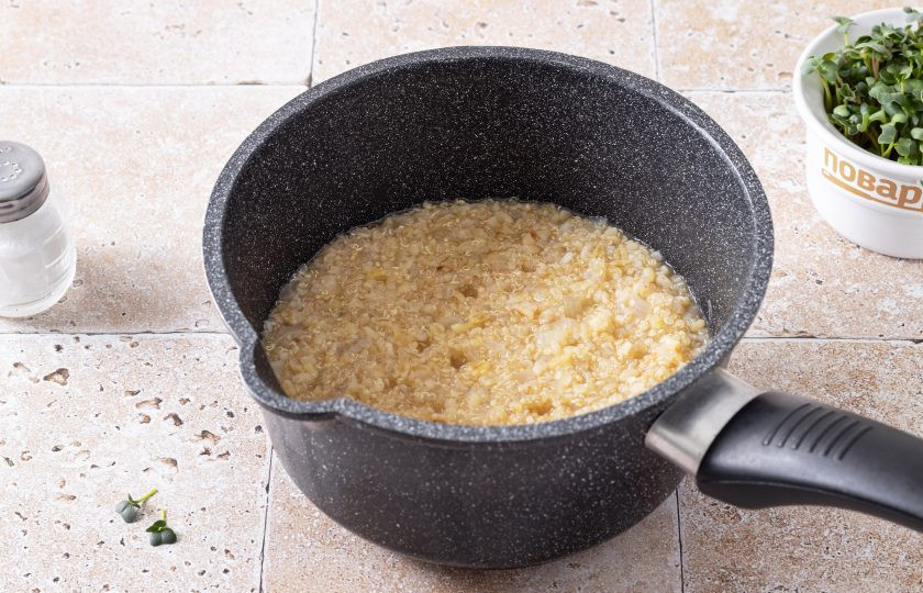 1. Этап. Каша из киноа и булгура: Доведете до кипения и варите на небольшом огне около 25-30 минут, под крышкой. После снимите с плиты и дайте постоять еще 5-7 минут.