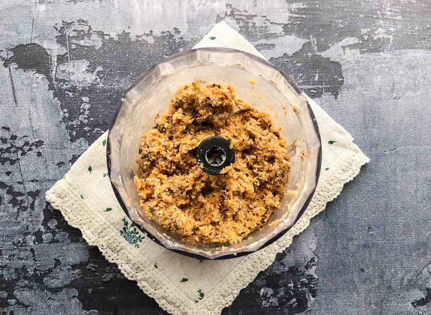 1. Этап. Конфеты из геркулеса: Измельчите все до однородного состояния.