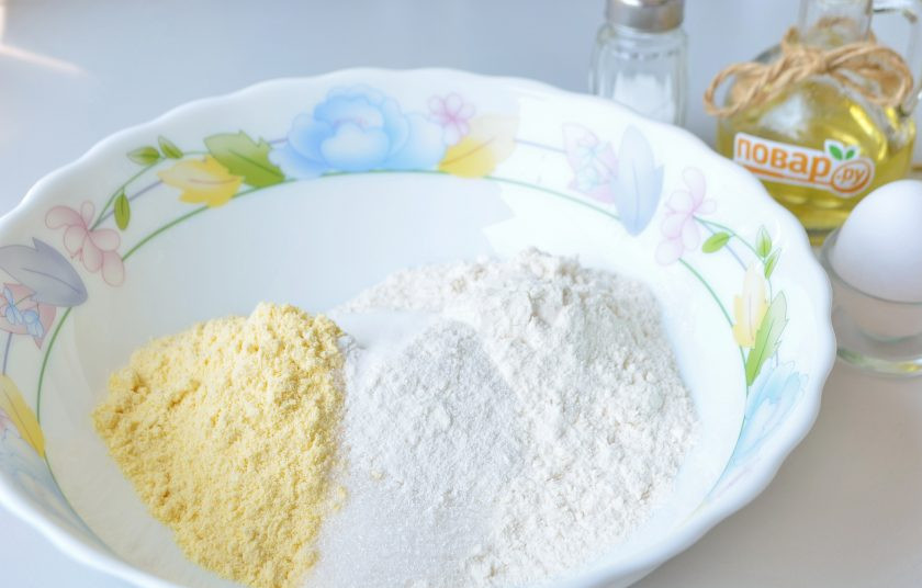 1. Этап. Корн-доги: 2. В сухой миске соедините просеянную кукурузную муку, пшеничную муку, сахар, соль, разрыхлитель. Перемешайте.