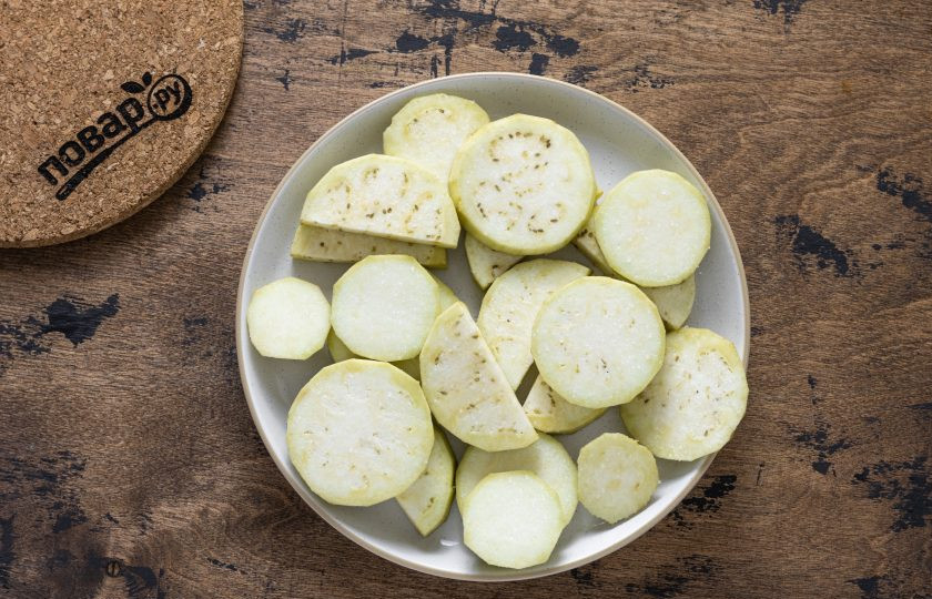 1. Этап. Салат Бакинский с баклажанами: Баклажаны очистите от кожуры, нарежьте кружочками толщиной 5-6 мм. Подсолите, оставьте на 10-15 минут.