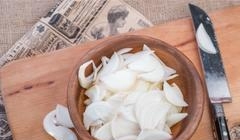 1. Этап. Мясо по-французски с соусом бешамель: Морковку моем и нарезаем кружками, а лук режем полукольцами.