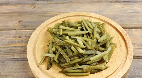 1. Этап. Салат Гнездо глухаря с огурцом: 3. Огурчики обсушите и нарежьте соломкой.