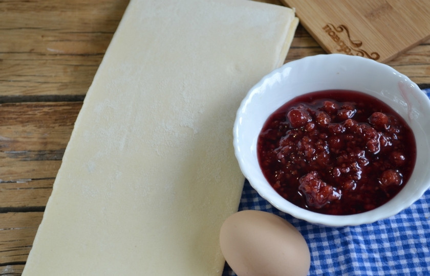1. Этап. Пирог с малиной из слоеного теста: Подготовьте все необходимые ингредиенты. Тесто разморозьте, чтобы оно хорошо раскатывалось.