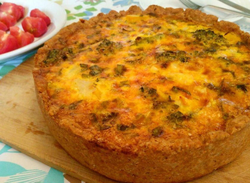 1. Этап. Квише с овощной начинкой: Оставьте пирог ещё на 5-7 минут в выключенной духовке, а затем подавайте в горячем или холодном виде.