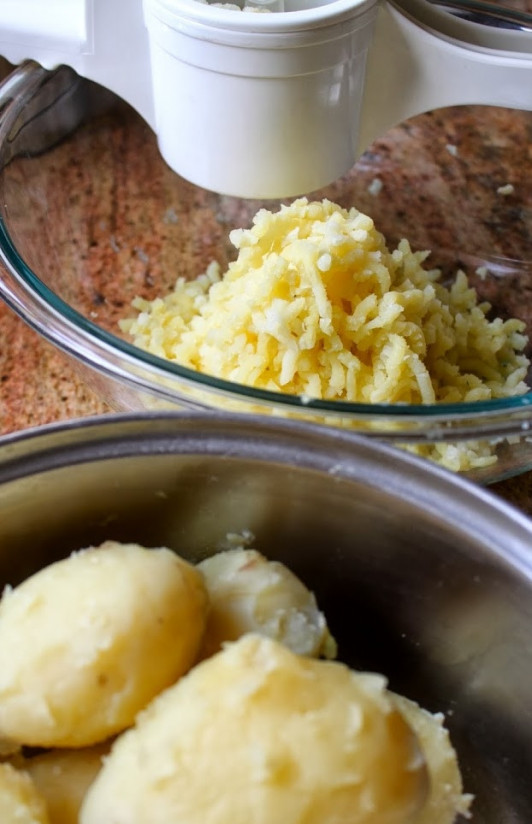 1. Этап. Пирог с моцареллой и ветчиной: Шаг 2. Включите духовку на 180 градусов, чтобы она прогрелась. Потрите (или измельчите в блендере) картофель, добавьте немного соли. Вкус должен быть приятным.