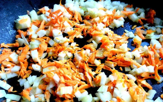 1. Этап. Картофляники с печенкой: Обжарьте лук с морковкой до золотистого цвета.