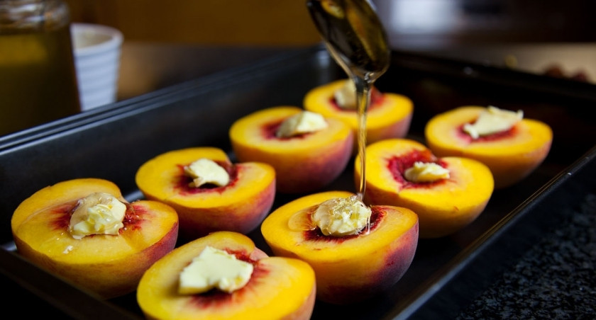 1. Этап. Запеченные персики: Поставьте персики в духовку при температуре 180 градусов. Запекаем в течение 20 минут.