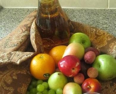 1. Этап. Желе с кусочками фруктов: Итак, как я уже говорила, для начала нам необходимо подобрать те фрукты, с которыми мы будем делать желе, и сок. Очень красиво и вкусно получается с вишневым соком, но в этот раз я делала с яблочным.