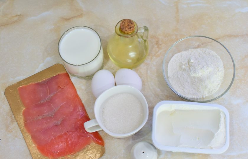 1. Этап. Блинные рулеты с рыбой: Подготовьте необходимые ингредиенты для приготовления блинных рулетиков.