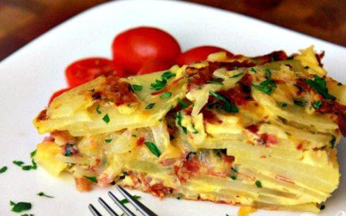 1. Этап. Тортильяс с салями и сыром: 7. Используя шпатель, выложить тортильяс на тарелку. Разрезать на ломтики и украсить мелко нарезанной зеленью петрушки.