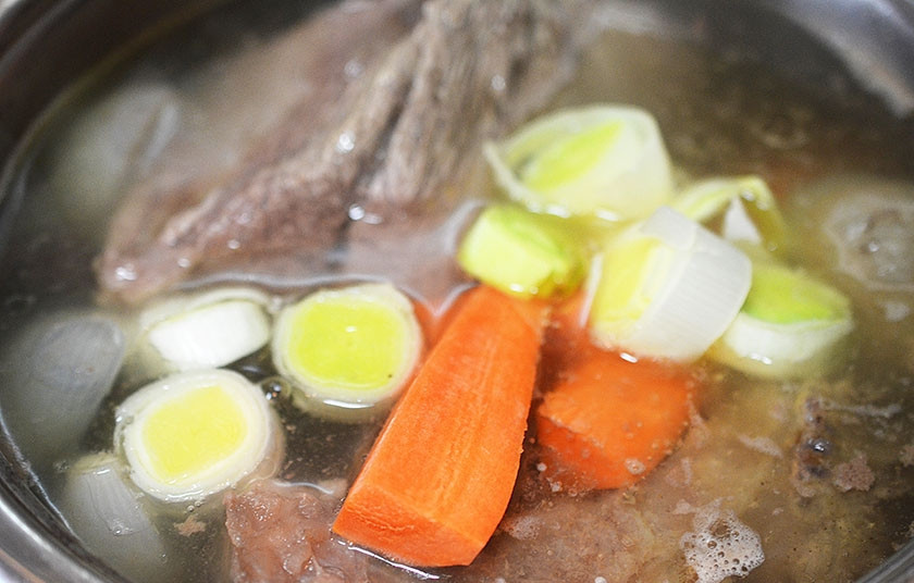 1. Этап. Мясо по-венски (тафельшпиц): 5. Добавьте всё в кастрюлю, варите 30 минут. Посолите, поперчите. Процедите бульон и перелейте его в чистую кастрюлю. Снова поставьте бульон на огонь, посолите, добавьте мозговые косточки,­ мясо, морковь и лук-порей. Доведите до кипения еще раз.