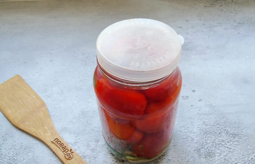 1. Этап. Быстрые квашеные помидоры: Банку прикройте крышкой так, чтобы оставался доступ воздуха. Оставьте на трое суток минимум при комнатной температуре. На третьи сутки рассол начнет мутнеть, это нормально. После можно поставить банку в холодильник.