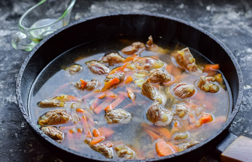 1. Этап. Плов с телятиной и карри: Добавьте в сковороду немного воды, тушите телятину 40 минут.