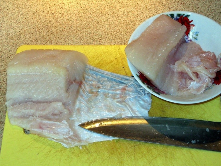 1. Этап. Рыбные фрикадельки: Щуку промойте, срежьте кожицу и уберите все кости.