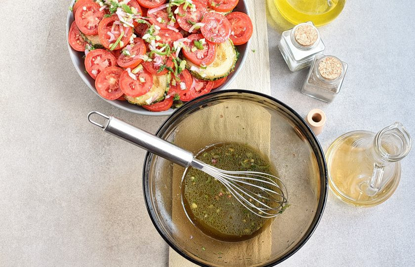 1. Этап. Салат из кабачков и помидоров: У вас остались две миски – от жареных кабачков с остатками масла, и миска с остатками маринада от лука. Смешайте их венчиком и полейте салат сверху.