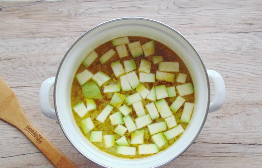 1. Этап. Щавелевый суп с кабачками: Когда картофель с луком и морковью будут почти готовы, добавьте в суп кабачок и варите до полной готовности всех овощей. Посолите и поперчите по вкусу.