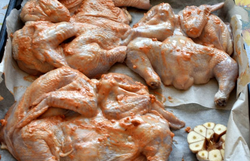 1. Этап. Цыплята «Аврора»: Щедро смажьте тушки цыплят сметаной, выложите их на покрытый пергаментом лист.