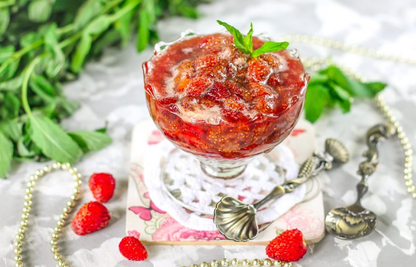 1. Этап. Варенье из лесной земляники: Выложите приготовленное лакомство в пиалы или креманки и подавайте к столу. Если же хотите законсервировать его на зиму, то заранее простерилизуйте банки и разложите в горячие емкости кипящее варенье. Плотно закрутите крышки и дайте остыть при комнатной температуре, а после перенесите в кладовую.