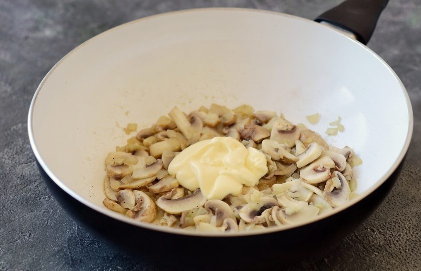 1. Этап. Постная паста с грибами: Добавьте постный майонез. Перемешайте.