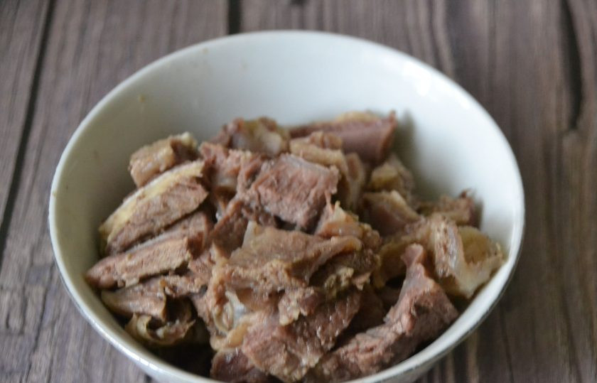 1. Этап. Белый бульон: Отварное мясо порежьте на кусочки.