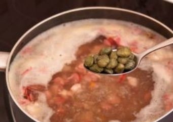 1. Этап. Постная солянка: В это же время кладем свежие шампиньоны, каперсы и лавровый лист в кипящий грибной бульон.