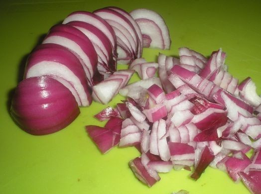 1. Этап. Гуляш из фасоли: Луковицу очистим и нарежем так же, как сельдерей.