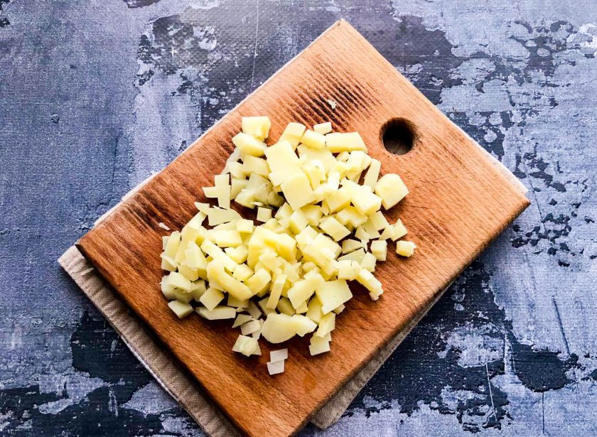 1. Этап. Салат из маринованных огурцов с луком: Вареный картофель нарежьте кубиками.