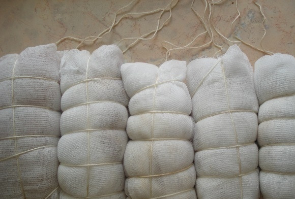 1. Этап. Полендвица из куриной грудки: 5. Так же заворачиваю и остальные кусочки мяса, подвешиваю их в прохладном и хорошо проветриваемом месте на 10 дней.