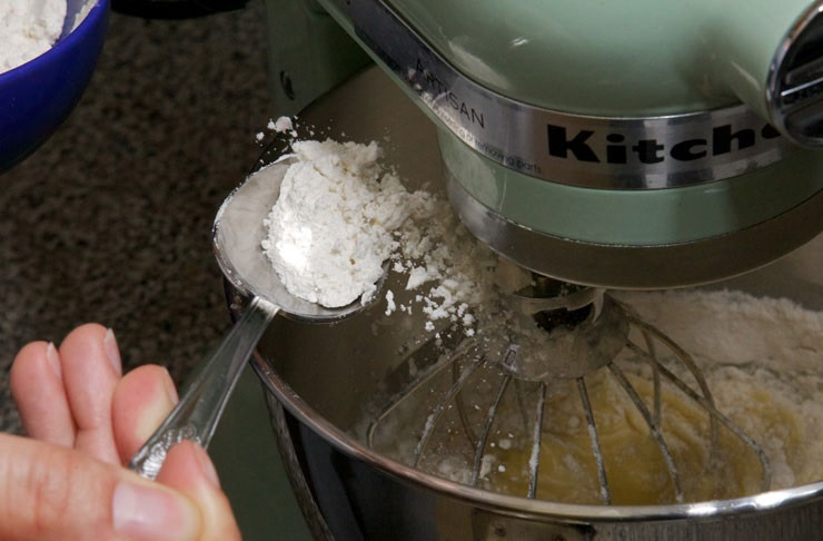 1. Этап. Торт для мужа: 6. Продолжая взбивать тесто, всыпать муку. Буквально по одной столовой ложке, чтобы следить за консистенцией.