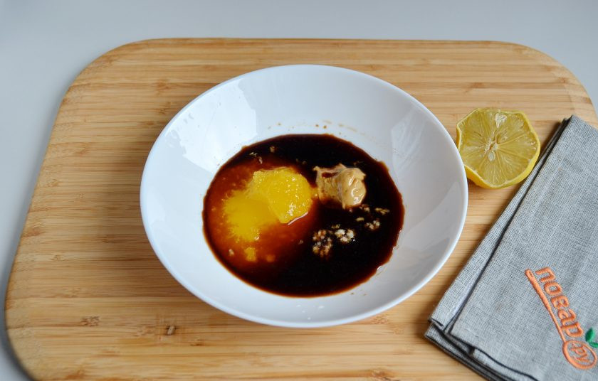 1. Этап. Простой маринад для курицы из меда и горчицы: 2. Соедините все ингредиенты, перемешайте хорошо. Чеснок предварительно пропустите через пресс или порежьте тонкими пластинками.